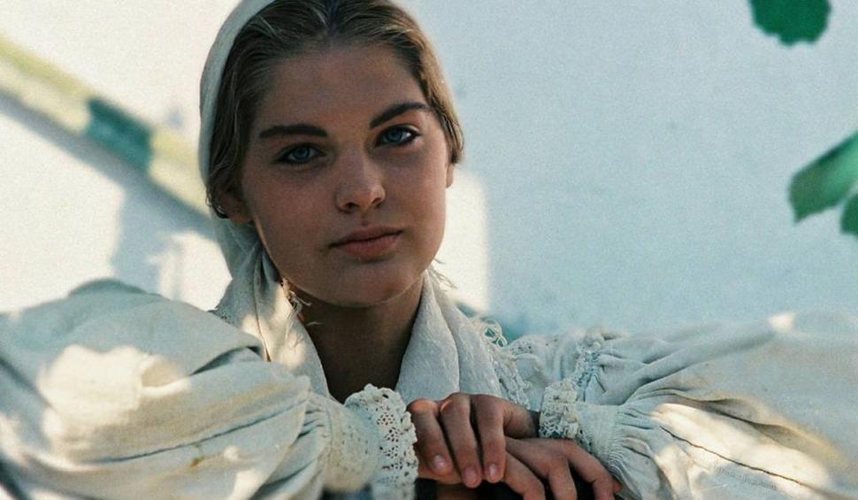 Recunoşti fetiţa din imagine? Azi e una din cele mai frumoase românce şi o actriţă talentată, care a debutat la 4 ani 799660