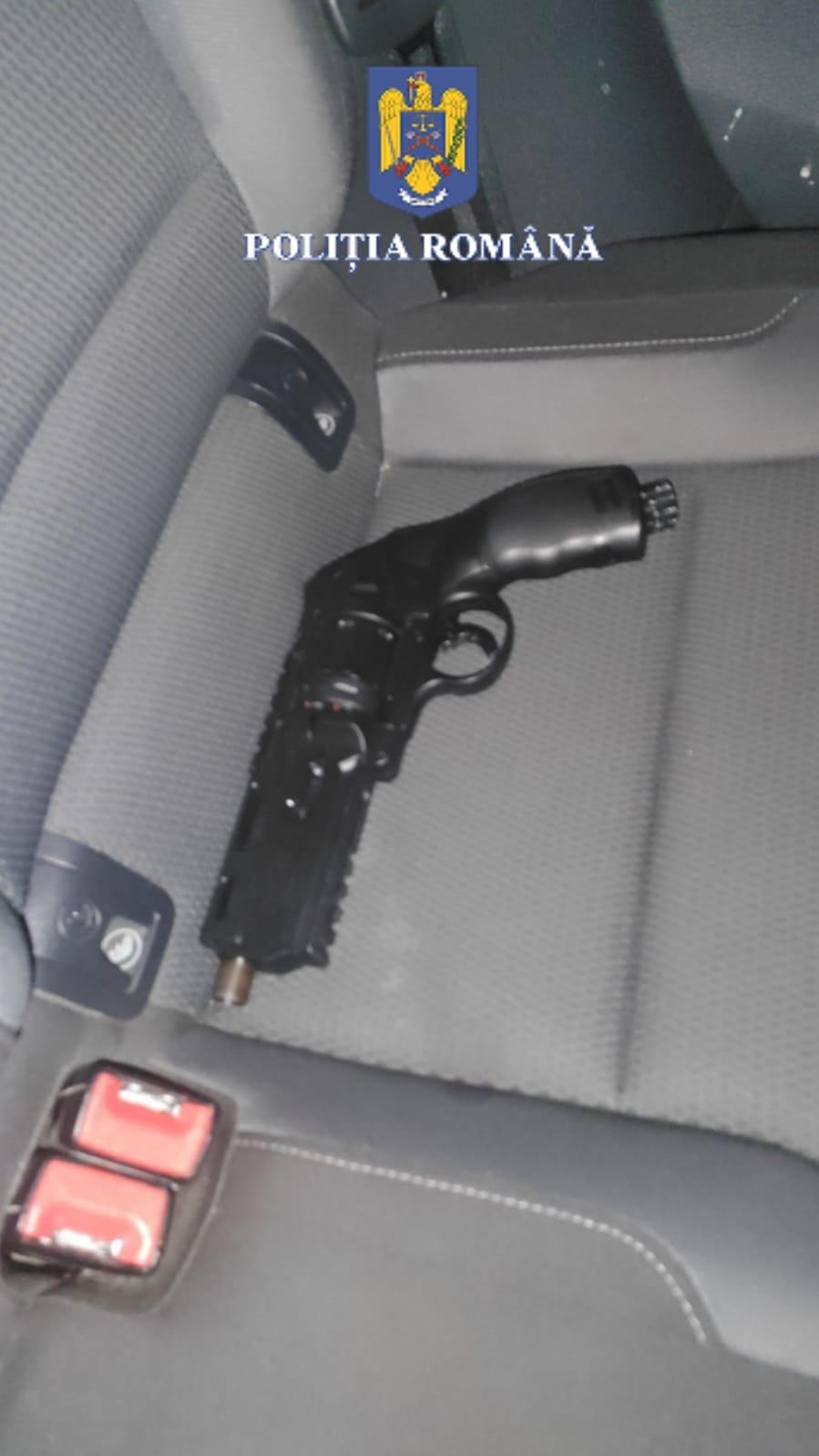 Tânăr arestat după ce a tras cu pistolul pe o stradă din Buftea şi a vrut să înjunghie un alt tânăr cu care s-a certat pe Facebook 799849