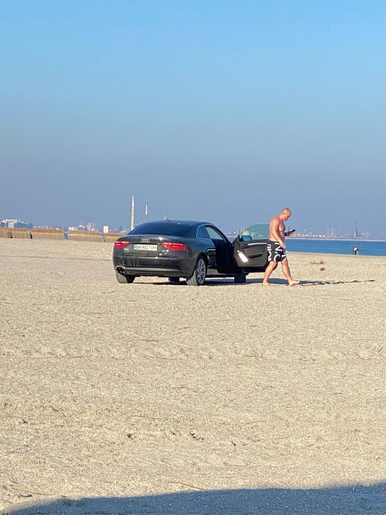 Un tânăr din Ucraina, dezbrăcat până la brâu, a intrat cu maşina pe plaja din Mamaia 799800