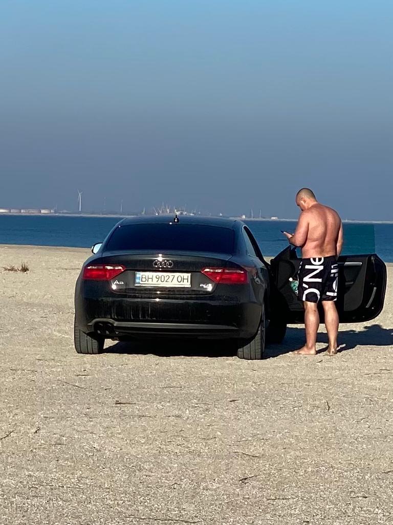 Un tânăr din Ucraina, dezbrăcat până la brâu, a intrat cu maşina pe plaja din Mamaia 799801