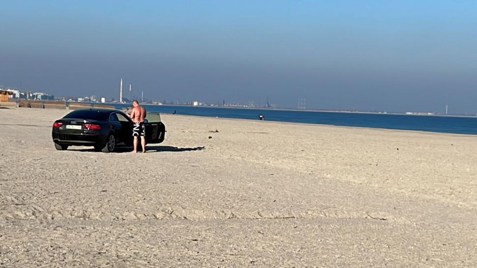 Un tânăr din Ucraina, dezbrăcat până la brâu, a intrat cu maşina pe plaja din Mamaia 799802