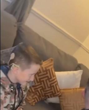 Gest emoţionant făcut de un tată pentru fiul său cu deficiențe de auz: "Nu ești singur, copilul meu” 800075