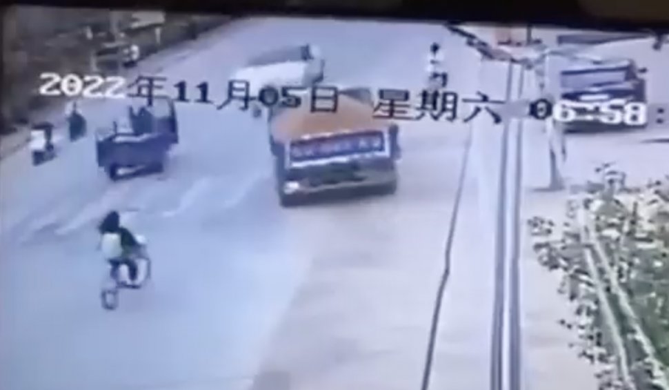 Momentul în care o mașină Tesla scapă de sub control și face prăpăd pe o stradă din China. Două persoane au fost ucise, printre care și o elevă de liceu