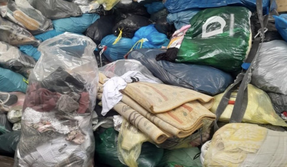 17 tone de deșeuri textile ce urma să fie vândute ca haine second-hand, descoperite de Protecția Consumatorului în Arad
