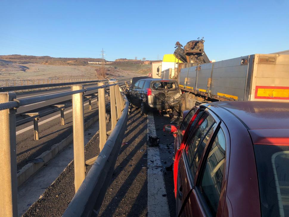 Accident în lanț pe Autostrada Transilvania: 11 mașini implicate și șase persoane rănite | Circulația este blocată 800121