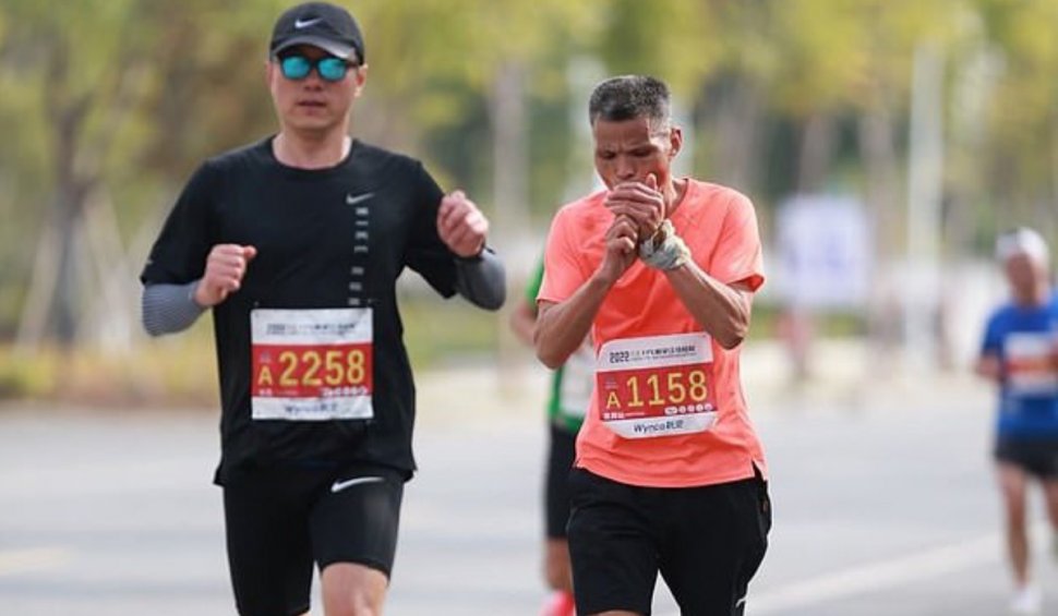Imagini virale cu un maratonist care fumează pe tot parcursul cursei de 42 de kilometri: "Imaginează-ți să fii blocat în spatele lui"