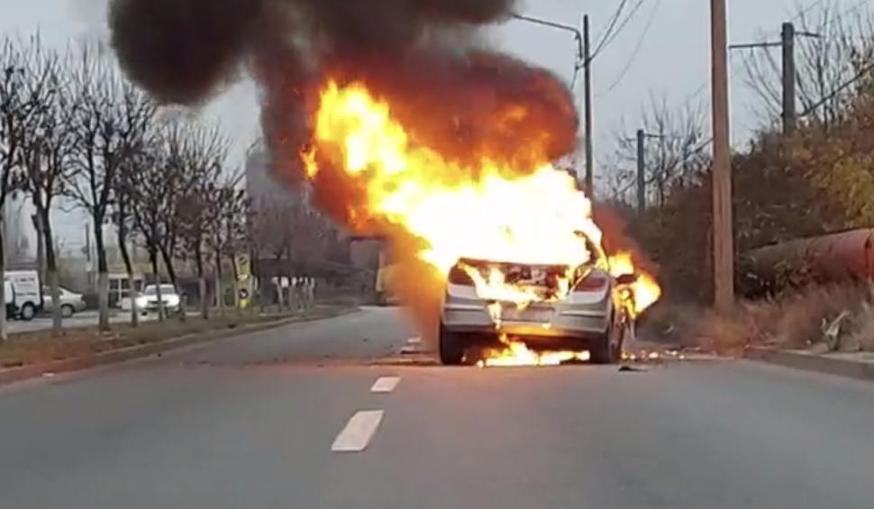 Mașină distrusă complet, după ce a luat foc în mers, pe un bulevard din Craiova 800165