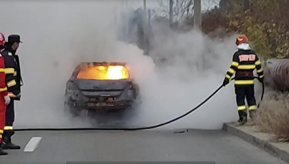 Mașină distrusă complet, după ce a luat foc în mers, pe un bulevard din Craiova 800166