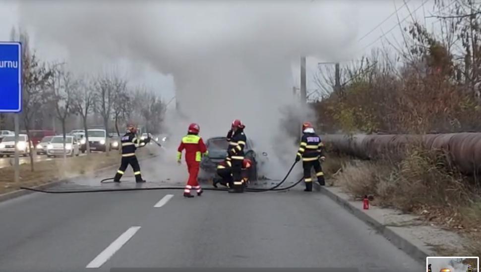Mașină distrusă complet, după ce a luat foc în mers, pe un bulevard din Craiova 800167