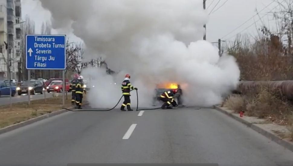 Mașină distrusă complet, după ce a luat foc în mers, pe un bulevard din Craiova 800169