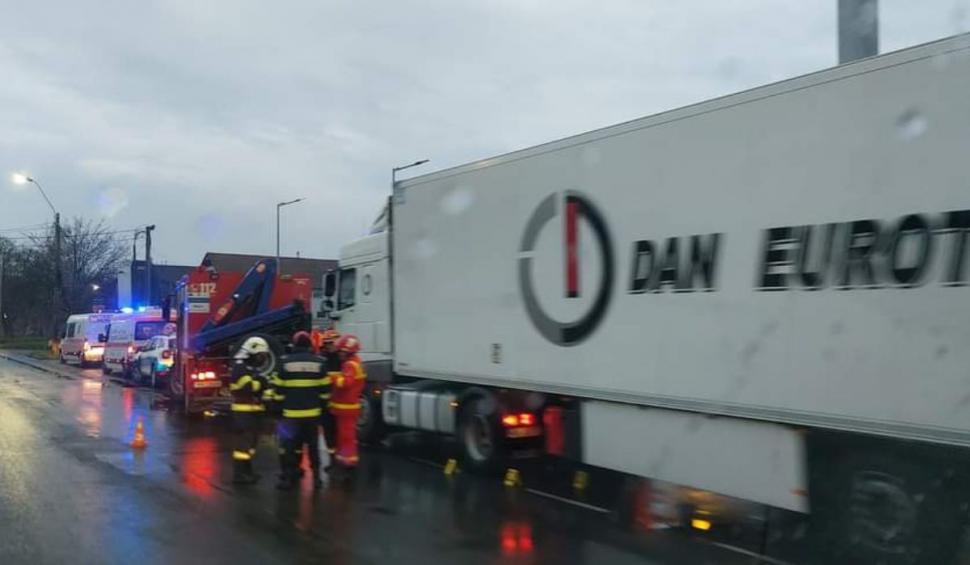 Accident mortal în Deva: O femeie a fost călcată de un TIR care mergea cu spatele