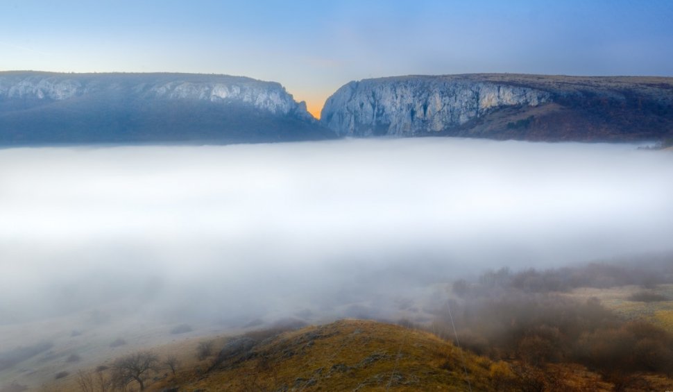 Iluzie optică spectaculoasă, surprinsă în Cheile Turzii. “Plapumă“ de nori și ceață