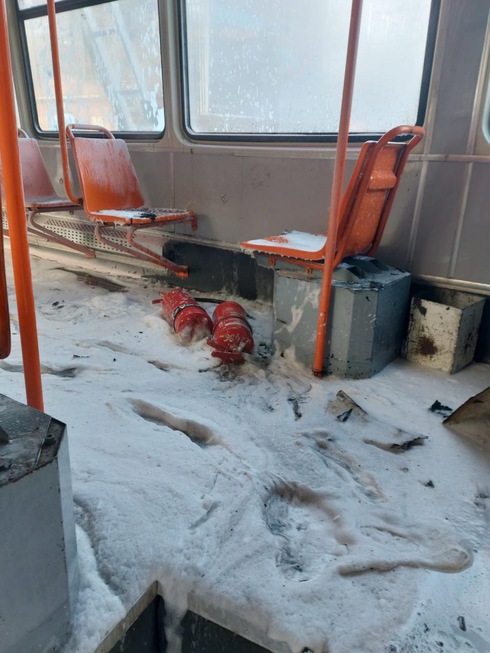 Un tramvai a luat foc în mers, pe Șoseaua Olteniței din București. Circulația tramvaielor și a autobuzelor este blocată 800498