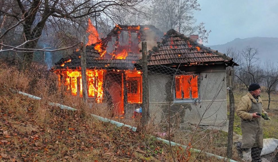 Un băieţel de un an și o fetiță de doi au murit într-un incendiu care le-a cuprins casa, în județul Buzău