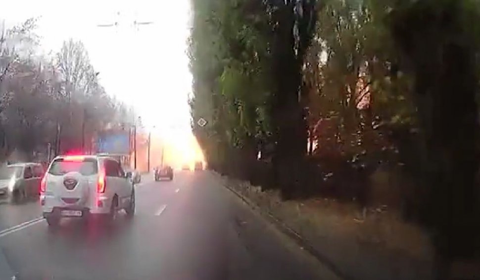 O rachetă rusească a lovit o șosea circulată din orașul ucrainean Dnipro. Explozia, surprinsă în direct