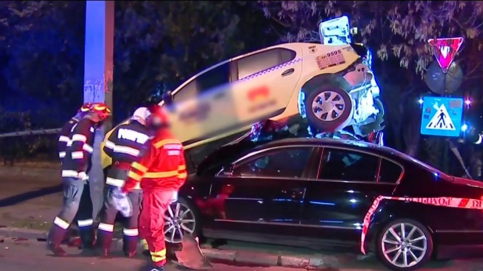 Accident grav în București! Un autoturism a ajuns sub un taxi