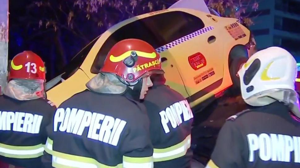 Accident grav în București! Un autoturism a ajuns sub un taxi 800783