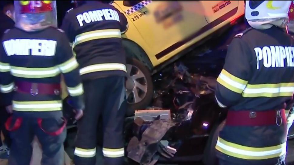 Accident grav în București! Un autoturism a ajuns sub un taxi 800784