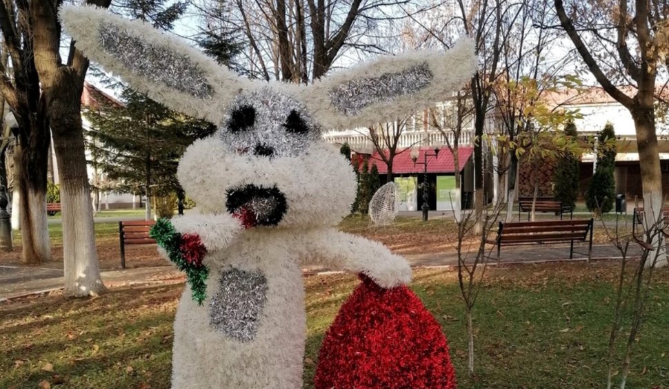 Decorațiune cu iepurașul de Paște, pusă într-un parc din Motru: "Copiii sunt derutați, nu știu dacă să îi mai scrie lui Moș Crăciun!"