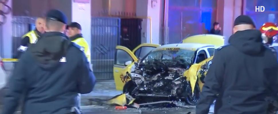 Grav accident rutier în Bucureşti. Un taxi a fost spulberat de un autobuz STB. O persoană a murit şi alte patru au fost rănite 801058