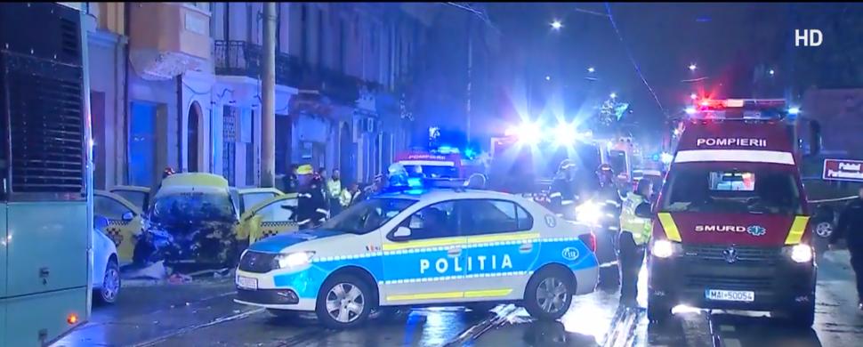 Grav accident rutier în Bucureşti. Un taxi a fost spulberat de un autobuz STB. O persoană a murit şi alte patru au fost rănite 801059