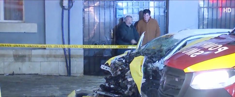 Grav accident rutier în Bucureşti. Un taxi a fost spulberat de un autobuz STB. O persoană a murit şi alte patru au fost rănite 801061