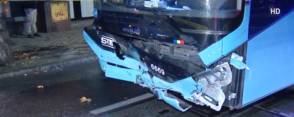 Grav accident rutier în Bucureşti. Un taxi a fost spulberat de un autobuz STB. O persoană a murit şi alte patru au fost rănite 801062