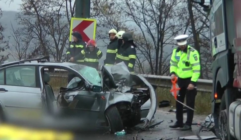 O femeie și-a pierdut viața într-un grav accident de mașină, identic cu cel petrecut acum o lună în același loc, în Caraș Severin