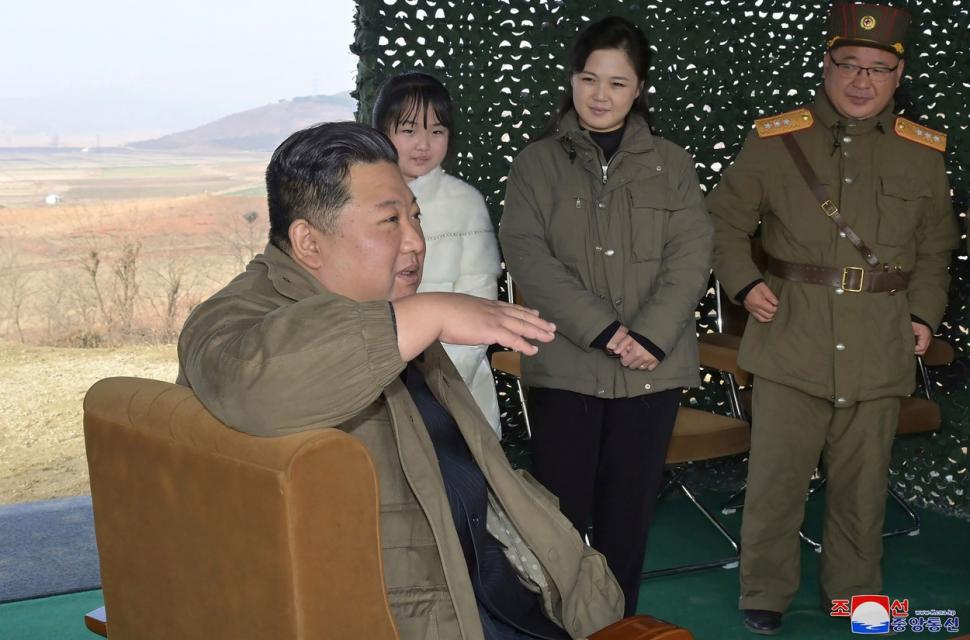 Kim Jong-un a apărut în premieră alături de fiica sa, Kim Chu-ae. Cum arată moştenitoarea de la Phenian 800986
