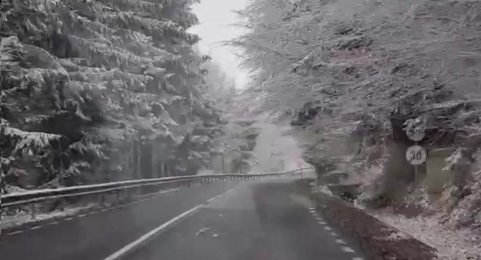 Ninge abundent la munte. Turiștii se pot bucura de primul strat de zăpadă 800999