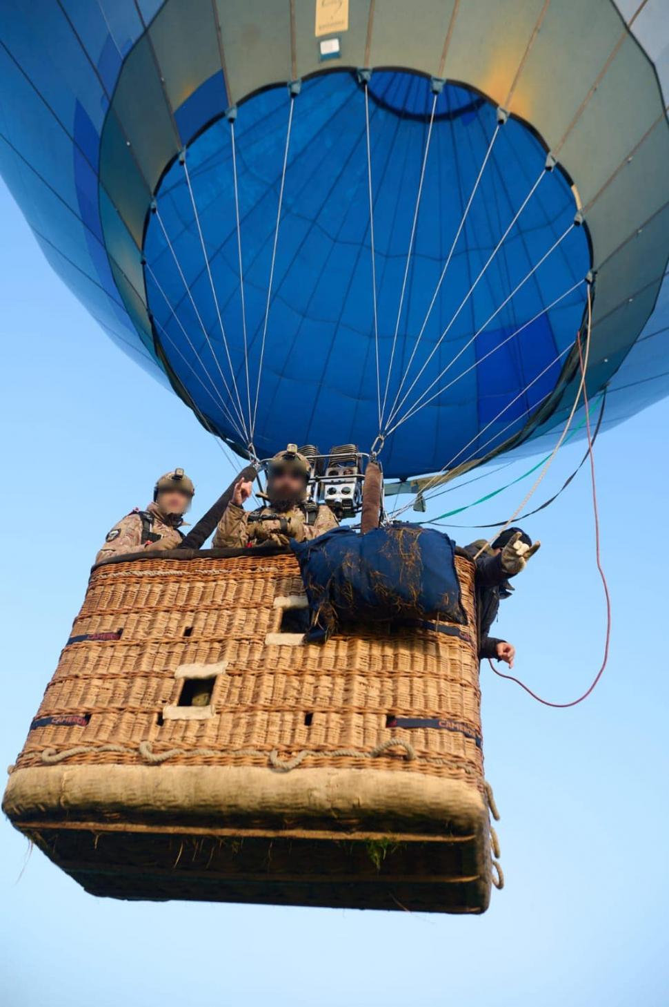 Parașutiștii Jandarmeriei Române, salturi în premieră din balonul cu aer cald, în Cehia 801029