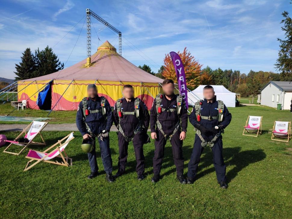 Parașutiștii Jandarmeriei Române, salturi în premieră din balonul cu aer cald, în Cehia 801034