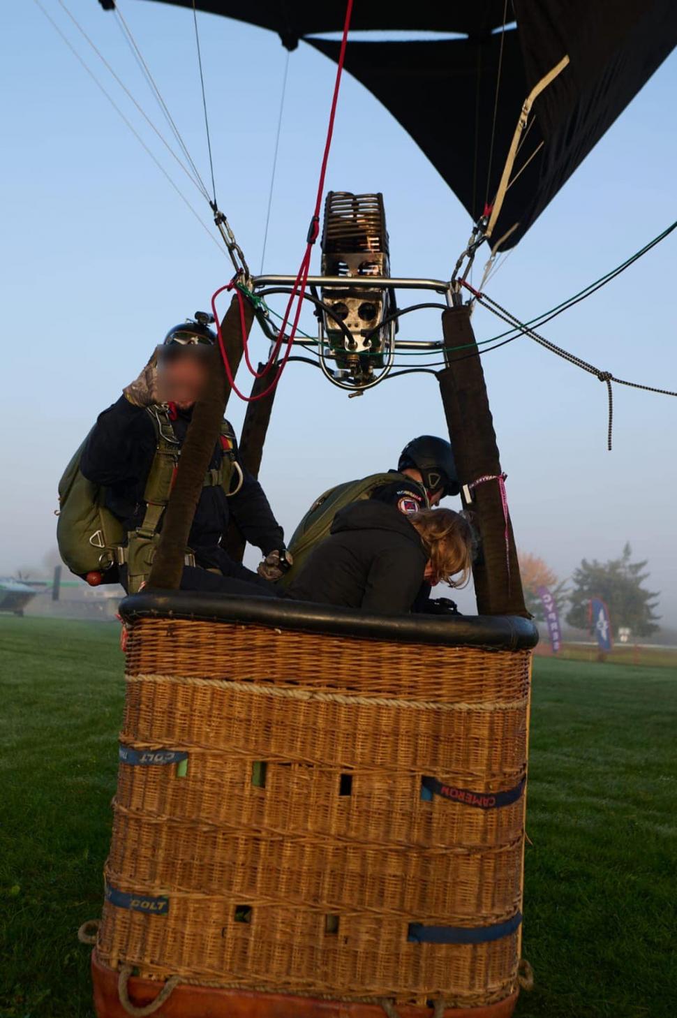 Parașutiștii Jandarmeriei Române, salturi în premieră din balonul cu aer cald, în Cehia 801035