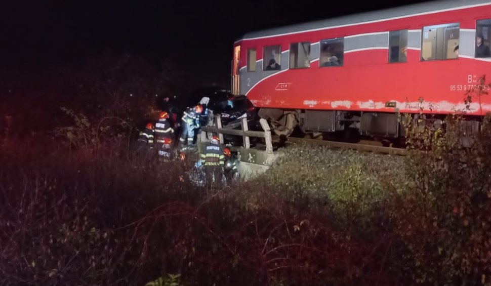 Accident grav pe calea ferată, în Timiș: un tren a lovit o mașină, care s-a izbit de un cap de pod