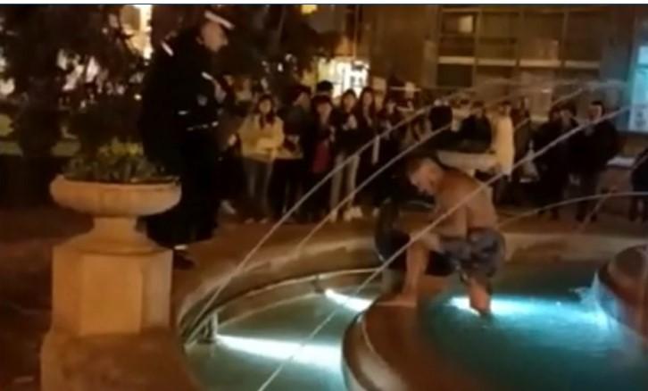 Un bărbat a ajuns direct la psihiatrie, după ce s-a bălăcit într-o fântână proaspăt reabilitată din Timişoara 801113