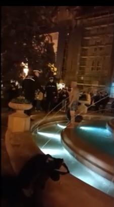 Un bărbat a ajuns direct la psihiatrie, după ce s-a bălăcit într-o fântână proaspăt reabilitată din Timişoara 801116