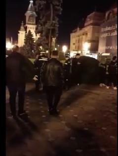 Un bărbat a ajuns direct la psihiatrie, după ce s-a bălăcit într-o fântână proaspăt reabilitată din Timişoara 801117