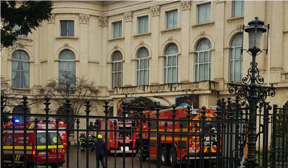 Incendiu la Palatul Regal: 150 de persoane au fost evacuate