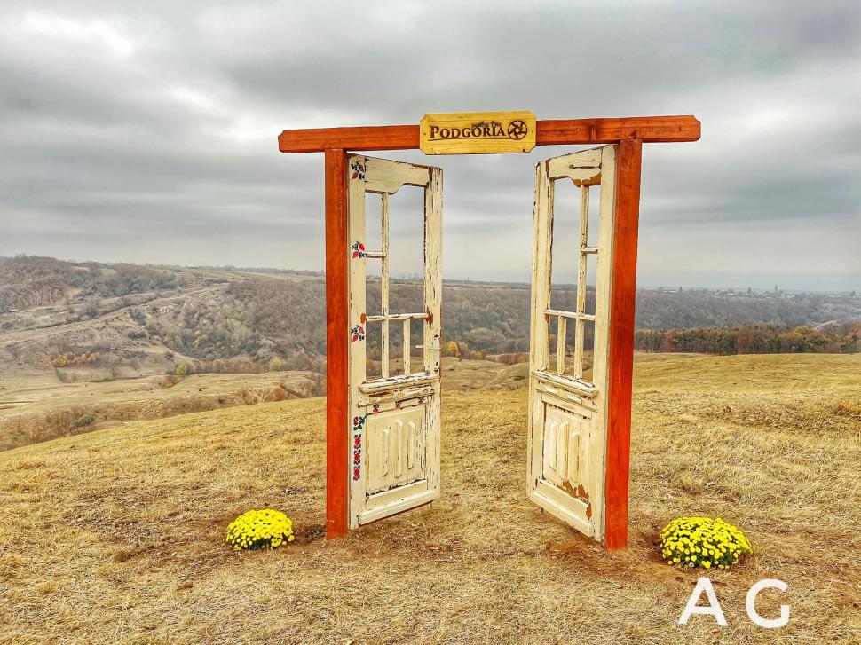 "Uşa din natură", loc inedit pentru poze la graniţa dintre două judeţe din România 801127