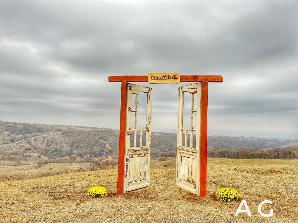 "Uşa din natură", loc inedit pentru poze la graniţa dintre două judeţe din România 801129