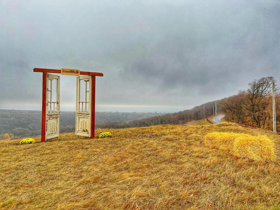 "Uşa din natură", loc inedit pentru poze la graniţa dintre două judeţe din România 801131