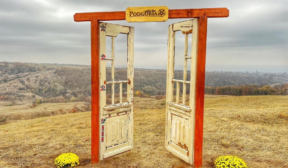 "Uşa din natură", loc inedit pentru poze la graniţa dintre două judeţe din România