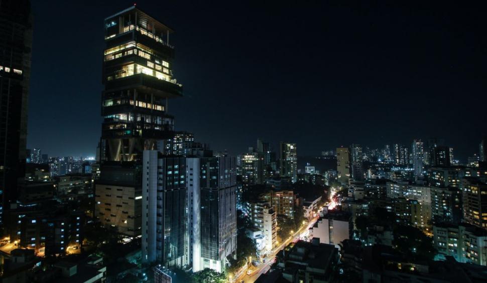 Locuinţa de 27 de etaje a celui mai bogat om din India. 600 de angajați o îngrijesc 801198