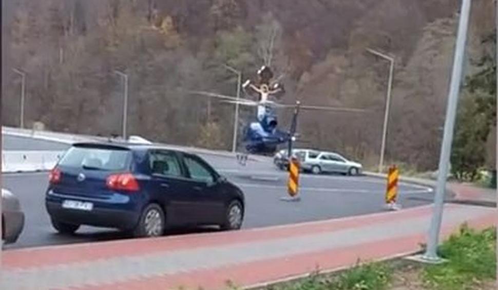 Momentul în care un elicopter privat aterizează pe şosea, lângă mânăstirea Lainici. Poliţia face anchetă 801291