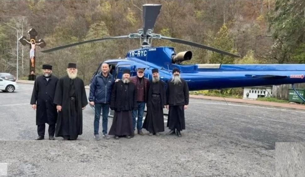Momentul în care un elicopter privat aterizează pe şosea, lângă mânăstirea Lainici. Poliţia face anchetă 801292