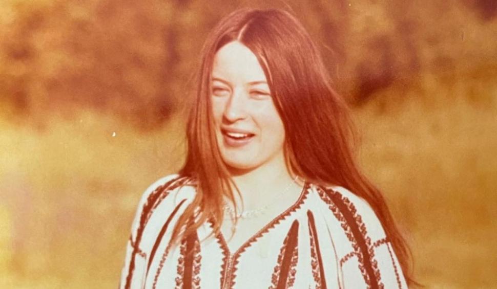 Recunoşti copila din imagine? Azi e o cântăreaţă româncă arhicunoscută şi aşa arăta în urmă cu jumătate de veac 801155