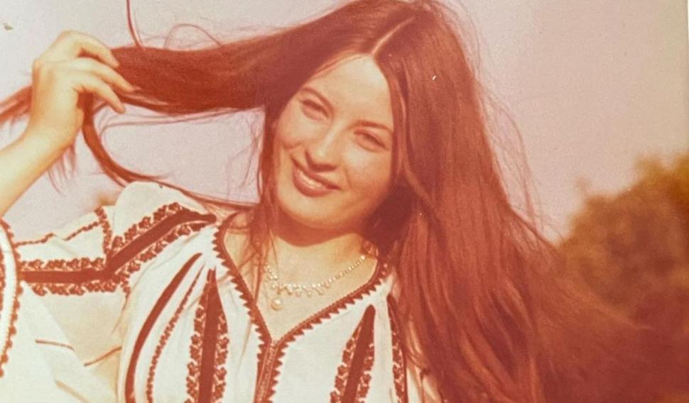 Recunoşti copila din imagine? Azi e o cântăreaţă româncă arhicunoscută şi aşa arăta în urmă cu jumătate de veac 801156