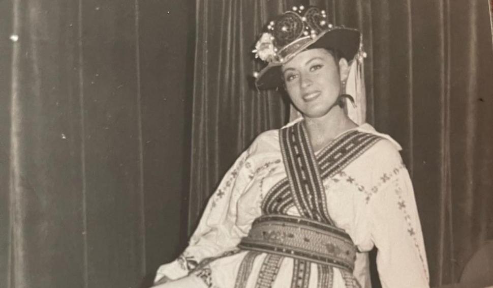 Recunoşti copila din imagine? Azi e o cântăreaţă româncă arhicunoscută şi aşa arăta în urmă cu jumătate de veac 801157