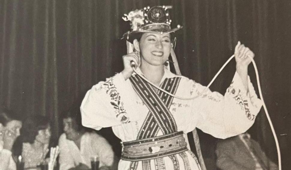 Recunoşti copila din imagine? Azi e o cântăreaţă româncă arhicunoscută şi aşa arăta în urmă cu jumătate de veac 801158