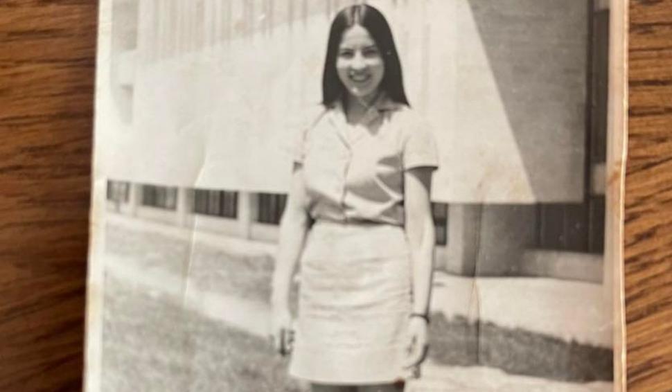 Recunoşti copila din imagine? Azi e o cântăreaţă româncă arhicunoscută şi aşa arăta în urmă cu jumătate de veac 801159